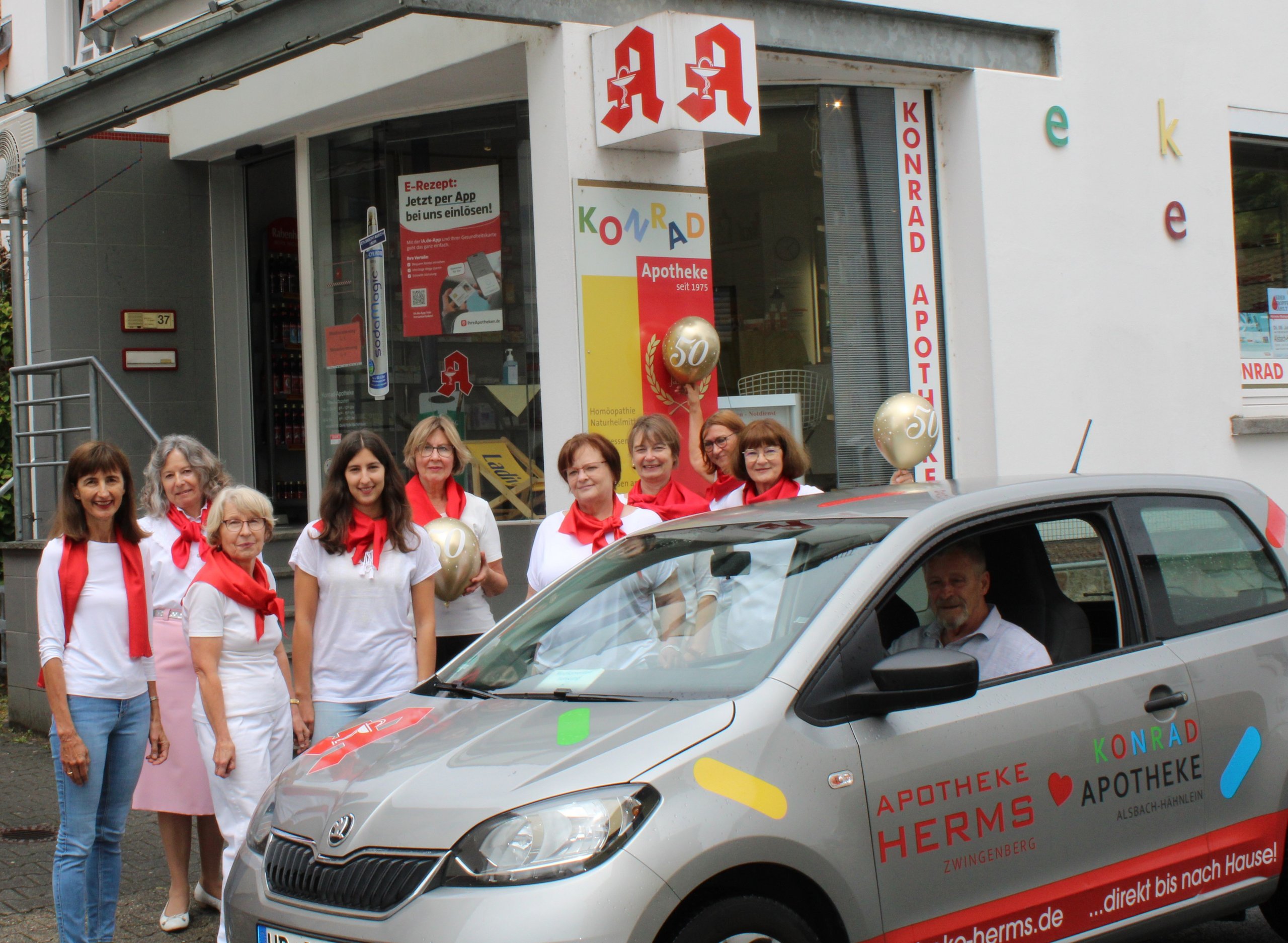 Team Konrad-Apotheke mit dem Botenfahrzeug Team Konrad-Apotheke mit dem Botenfahrzeug